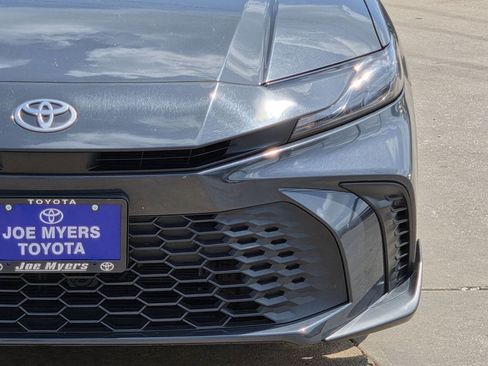 Used 2025 Toyota Camry SE FWD image 4