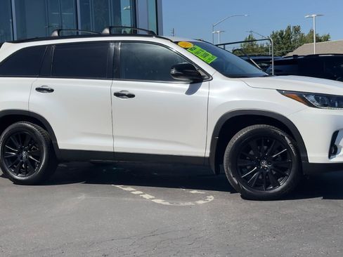 Used 2019 Toyota Highlander SE w/ Nightshade Edition AWD/4WD image 2