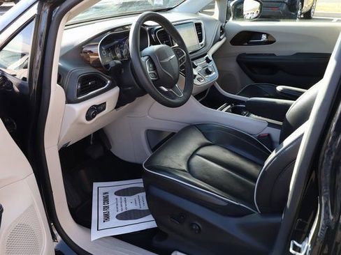 Used 2024 Chrysler Pacifica Limited image 12