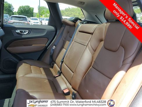 Used 2018 Volvo XC60 T5 Momentum w/ Convenience Package AWD/4WD image 24