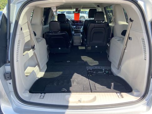 Used 2024 Chrysler Pacifica Touring-L FWD image 7