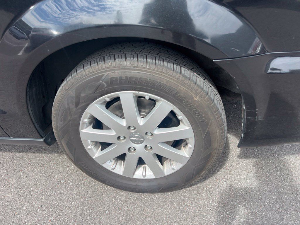 Used 2014 Chrysler Town & Country Touring FWD image 13