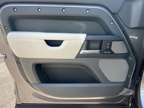 Used 2023 Land Rover Defender 130 X-Dynamic SE image 17