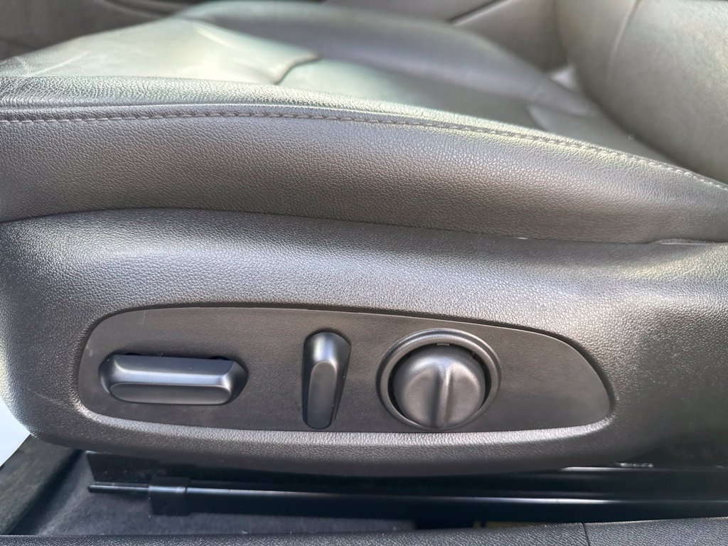 Used 2019 Chevrolet Malibu Hybrid w/ Leather Package FWD image 14
