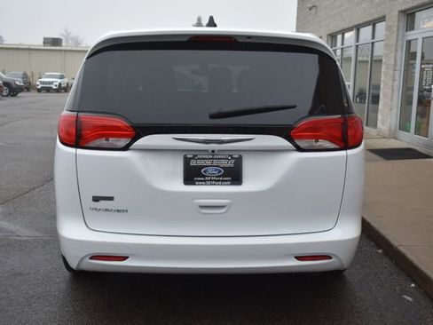 Used 2020 Chrysler Voyager L image 5