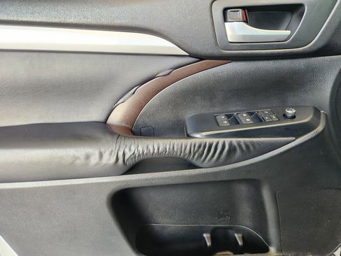 Used 2016 Toyota Highlander XLE FWD image 21