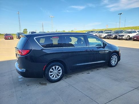 Used 2017 Chrysler Pacifica Touring w/ Tire & Wheel Group FWD image 3