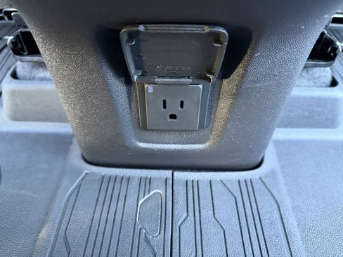 Used 2024 GMC Terrain SLT w/ Infotainment Package II image 18