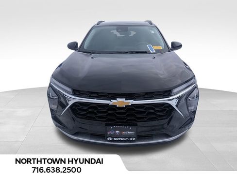 Used 2025 Chevrolet Trax LT image 8