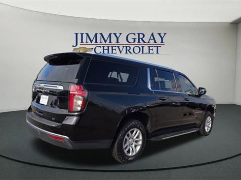 Used 2023 Chevrolet Suburban LT image 3
