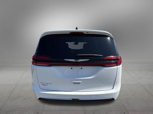 Used 2025 Chrysler Pacifica Select FWD image 8