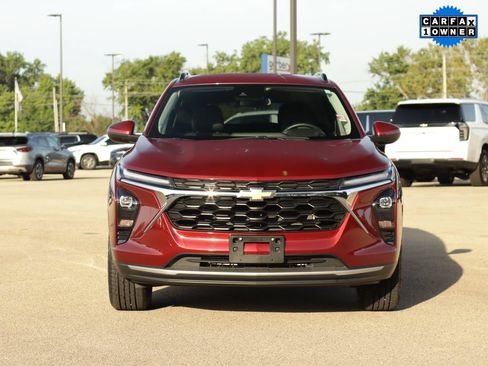 Used 2025 Chevrolet Trax LT w/ LT Convenience Package FWD image 2