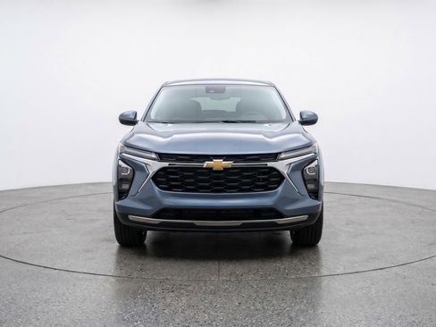 Used 2025 Chevrolet Trax LT FWD image 2