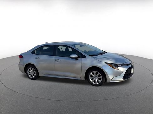 Used 2025 Toyota Corolla LE FWD image 2