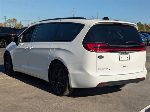 New 2026 Chrysler Pacifica Select image 5