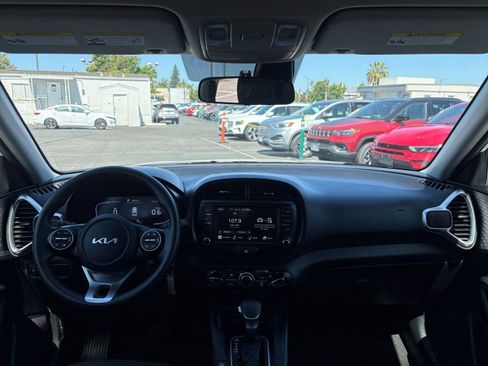 Used 2025 Kia Soul LX w/ LX Technology Package FWD image 31