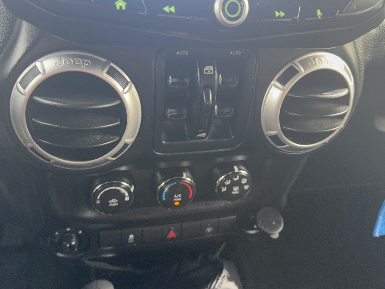 Used 2015 Jeep Wrangler Unlimited Rubicon AWD/4WD image 22