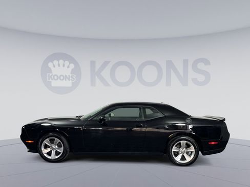 Used 2021 Dodge Challenger SXT image 2