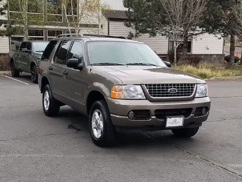 Used 2004 Ford Explorer XLT AWD/4WD image 3
