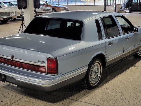 Used 1993 Lincoln Town Car Signature RWD image 35