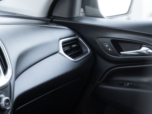 Used 2018 Chevrolet Equinox LT image 14