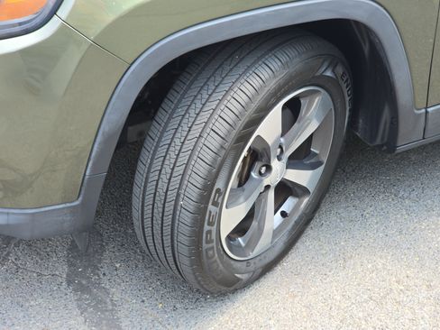Used 2019 Jeep Cherokee Limited AWD/4WD image 33