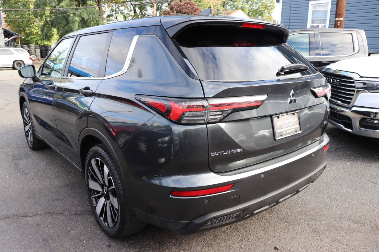 Used 2025 Mitsubishi Outlander SE FWD image 3