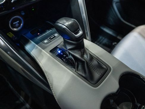 Used 2023 Toyota Venza LE image 28