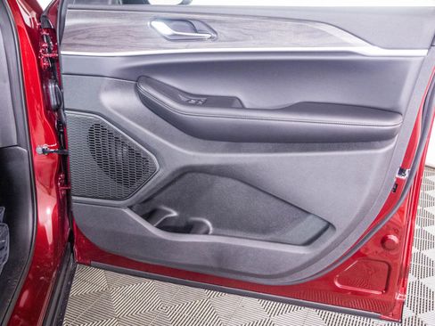 New 2025 Jeep Grand Cherokee Limited image 36