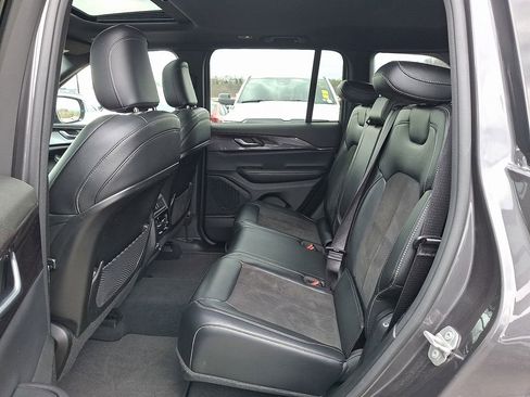 Used 2023 Jeep Grand Cherokee Altitude AWD/4WD image 10