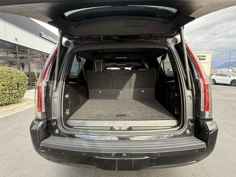 Used 2017 Cadillac Escalade ESV Platinum image 28