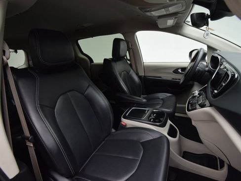 Used 2023 Chrysler Pacifica Touring-L image 17