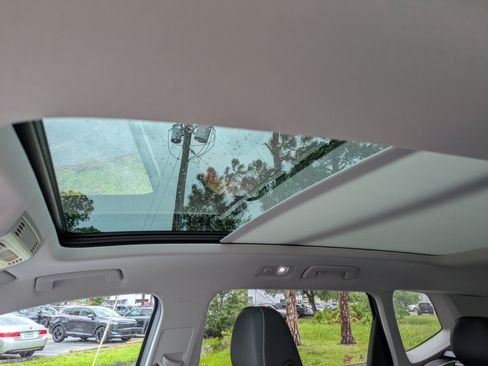 Used 2023 Volkswagen Taos SE w/ Panoramic Sunroof Package FWD image 18