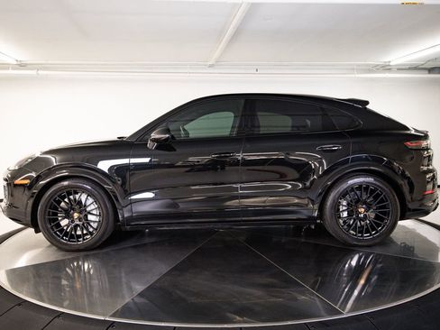 Certified 2023 Porsche Cayenne Turbo AWD/4WD image 2