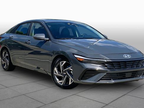 Used 2025 Hyundai Elantra Limited FWD image 3