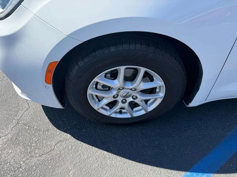 Used 2021 Chrysler Pacifica Touring-L w/ Premium & Safety Sphere Group FWD image 5