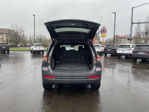 New 2025 Jeep Grand Cherokee Altitude image 5