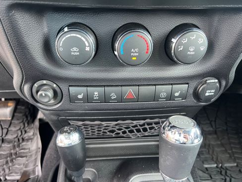 Used 2015 Jeep Wrangler Unlimited Rubicon AWD/4WD image 25