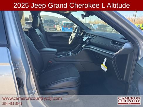New 2025 Jeep Grand Cherokee L Laredo image 13