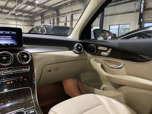 Used 2018 Mercedes-Benz GLC 300 4MATIC image 4