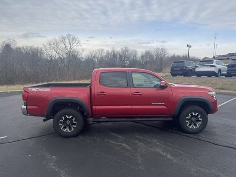 Used 2016 Toyota Tacoma TRD Off-Road image 2