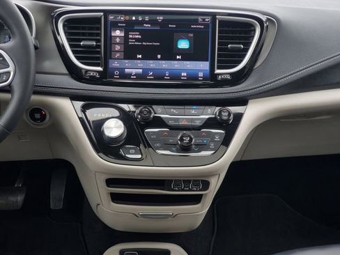 Used 2023 Chrysler Pacifica Touring-L AWD/4WD image 30