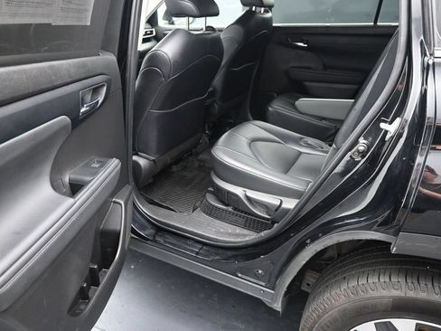 Used 2022 Toyota Highlander XLE AWD/4WD image 21