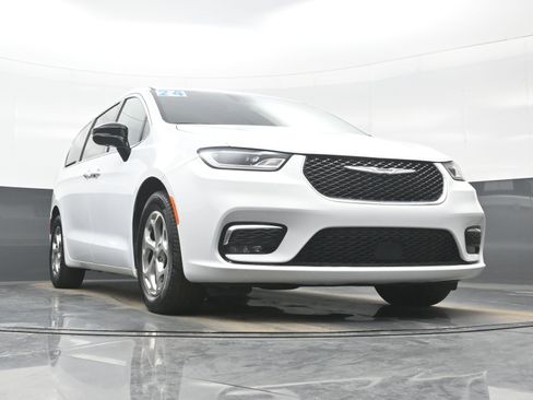 Used 2024 Chrysler Pacifica Limited image 33