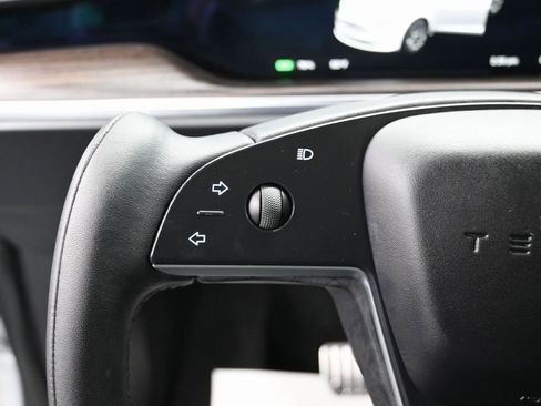 Used 2023 Tesla Model X image 18