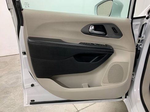 Used 2022 Chrysler Pacifica Touring-L image 17