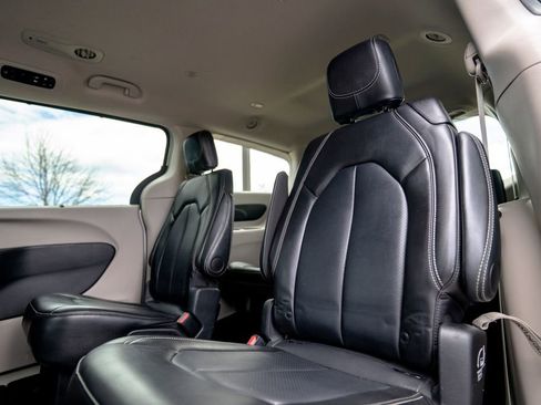Used 2024 Chrysler Pacifica Touring-L FWD image 34