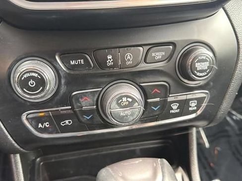 Used 2019 Jeep Cherokee Limited AWD/4WD image 17