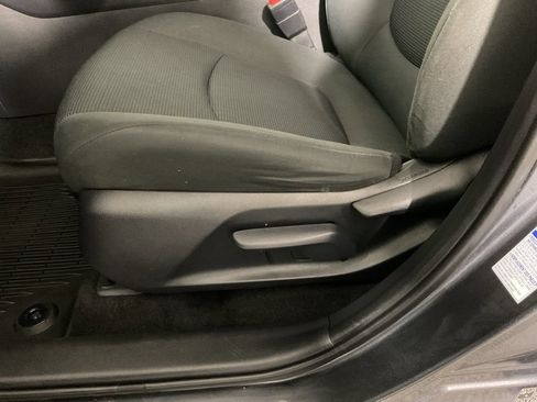 Used 2021 Toyota RAV4 LE AWD/4WD image 20