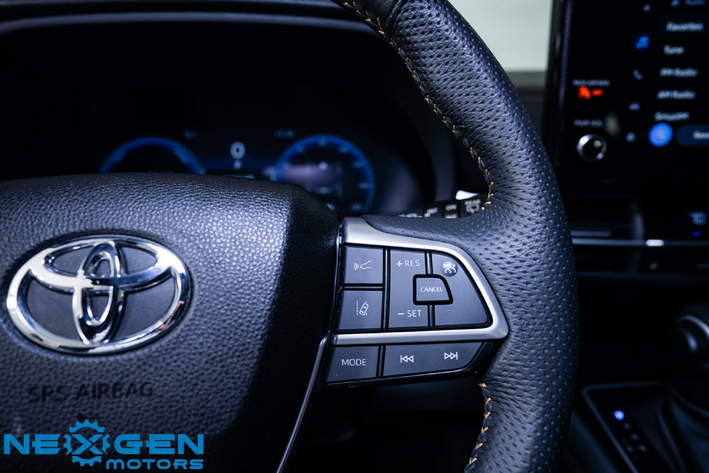 Used 2025 Toyota Sienna XLE Woodland Edition AWD/4WD image 9